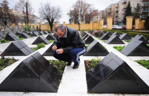 Romanians mark somber anniversary